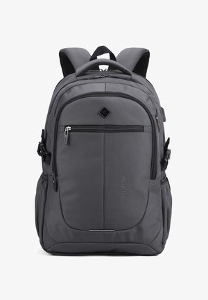 Zaino grigio con spallacci imbottiti, molteplici scomparti con zip, tasche laterali e una maniglia superiore, progettato per l'uso quotidiano.