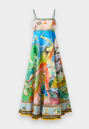 Robe maxi en satin avec des impressions pastel et colorées vives, des bretelles spaghetti et une bande décorative en haut et en bas affichant divers motifs.