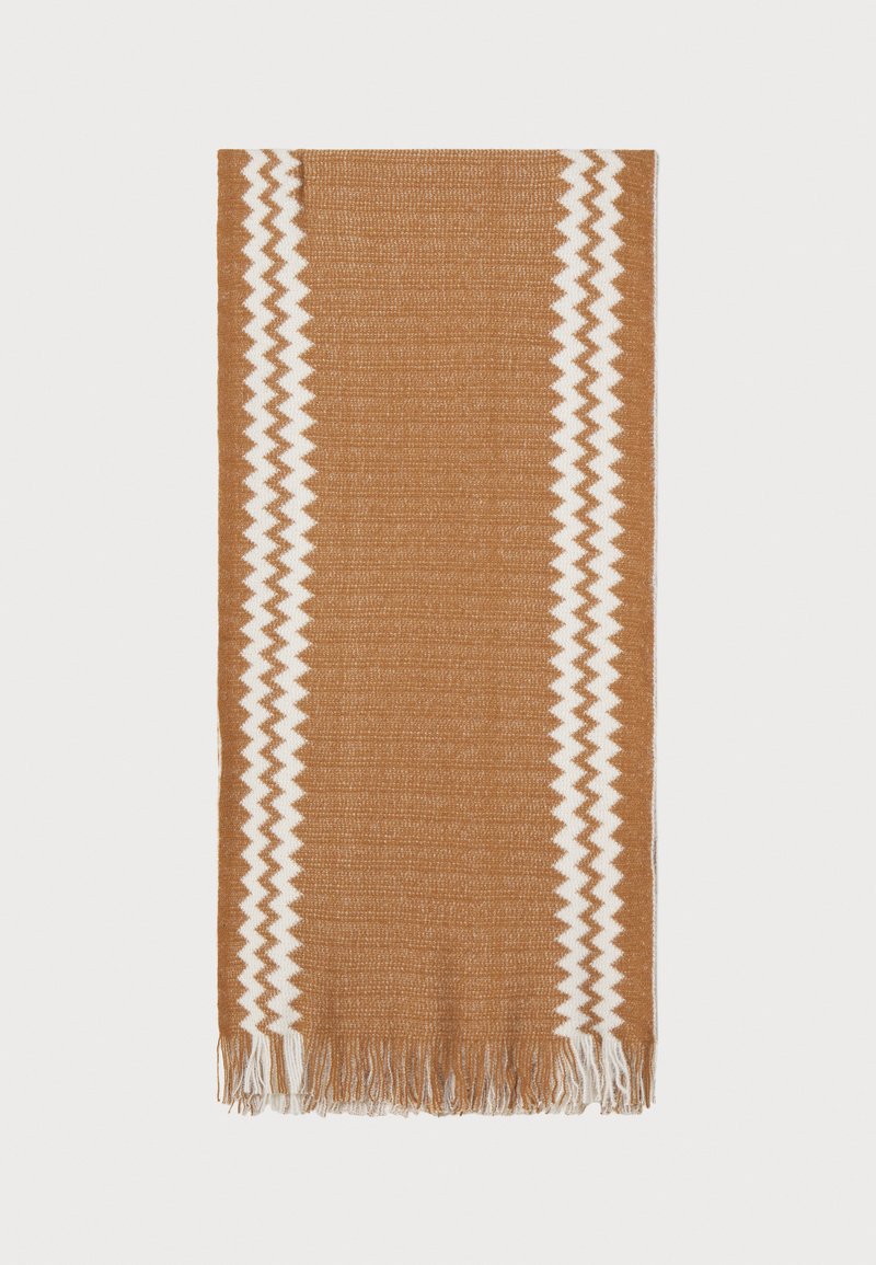 Cachecol de fibra castanha, com riscas brancas em zigzag ao longo das bordas; terminado com franjas brancas em ambas as extremidades. Textura suave, formato retangular.