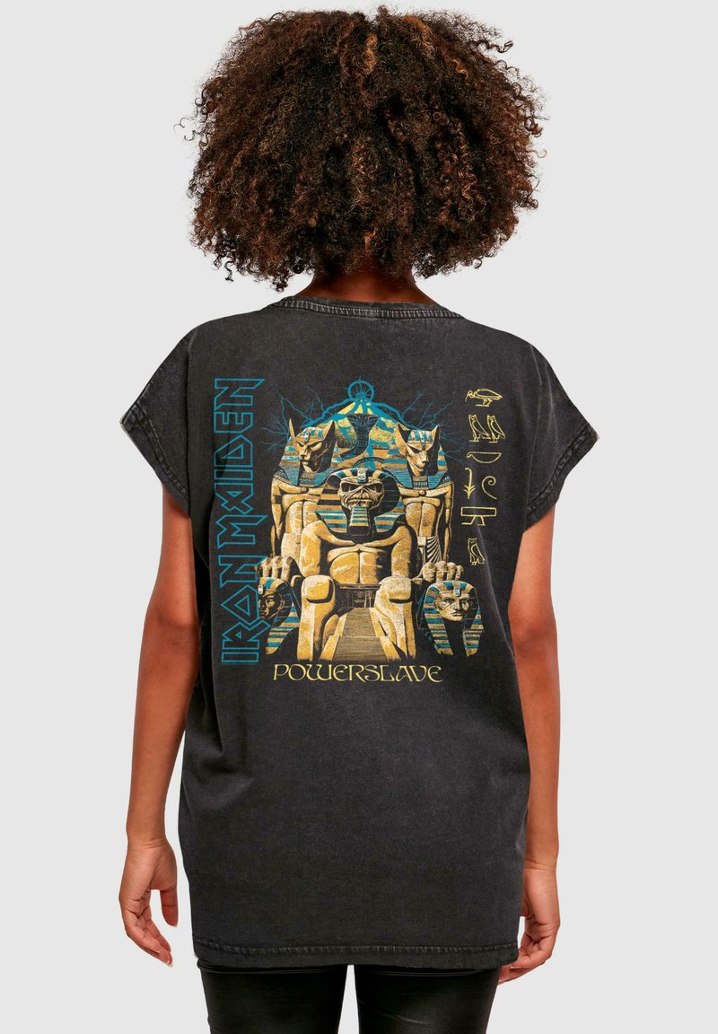 Schwarzes, übergroßes T-Shirt mit einem grafischen Druck eines Pharaos mit ägyptischen Motiven, akzentuiert in Gold und Blau. Das Rückendesign beinhaltet "Iron Maiden" und "Powerslave."