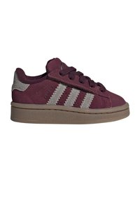 Baskets en daim bordeaux avec semelle en caoutchouc beige, trois bandes beiges sur les côtés et lacets, vues de l'extérieur.