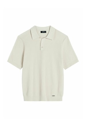 Beżowa krótka koszulka polo z prążkowanego dzianego materiału, z kołnierzykiem, plisą zapinaną na trzy guziki oraz małą metalową blaszką z logo przy dolnym brzegu.