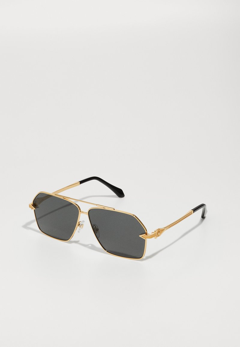 Ochelari de soare din metal auriu cu lentile negre, în formă unghiulară. Brațele negre prezintă un design texturat. Include suporturi pentru nas transparente pentru confort.