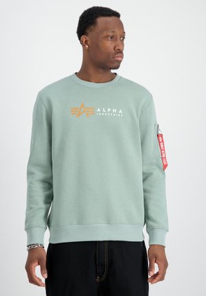 Mintgrüner Sweatshirt aus Baumwollmischung, mit einem Frontlogo in Orange, gerippten Bündchen und einem roten Stoffetikett am Ärmel.