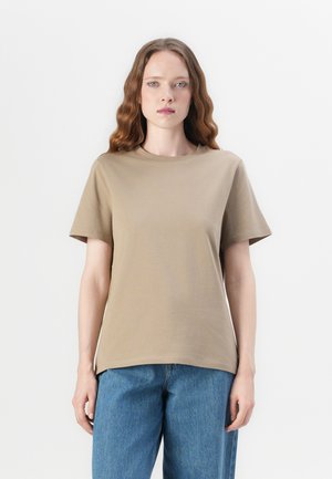 Kremfarget bomull T-skjorte med korte ermer, rund hals og avslappet passform. Kombinert med vide blå denimjeans. Glatt tekstur og minimalistisk design.