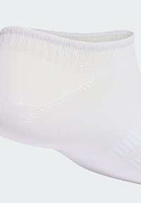 Calcetín bajo blanco de corte bajo, con talón y puño de punto texturizado, diseñado para comodidad y un ajuste seguro.