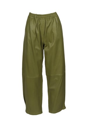 Wijde olijfgroene broeken van imitatieleren met elastische tailleband en gestikte kniepanelen, weergegeven op een witte achtergrond.