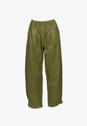Pantalones de cuero sintético verde oliva de pierna ancha con cintura elástica y paneles acolchados en las rodillas, mostrados sobre un fondo blanco.