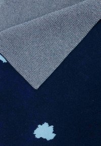 Tkanina z granatowym tłem i niebieskim abstrakcyjnym wzorem oraz złożonym szarym materiałem o kratkowanej fakturze.