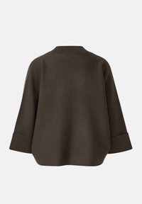 Ciemnobrązowy, oversize'owy sweter. Posiada prążkowany kołnierz oraz szerokie, podwinięte mankiety. Gładka faktura z minimalistycznym wzornictwem.