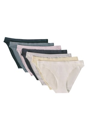 Zeven dames bikini-onderbroeken in verschillende neutrale en pasteltinten, netjes gerangschikt in een verspringende rij op een witte achtergrond.