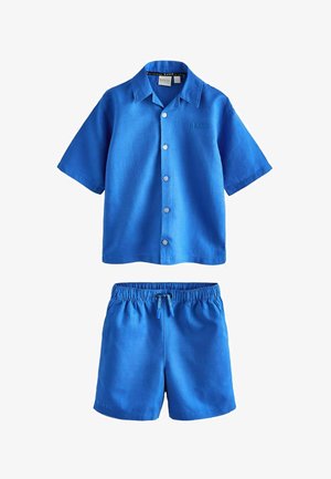 Blaues kurzärmeliges Hemd mit Knopfleiste und Kragen sowie passende Shorts mit elastischem Bund und Kordelzug, beide mit subtiler „BAKER“-Markierung.