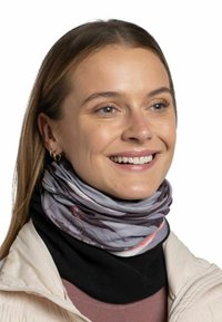 Bufanda multifuncional en gris y negro, hecha de un tejido suave. Presenta patrones abstractos, diseñada para proporcionar calor y versatilidad.