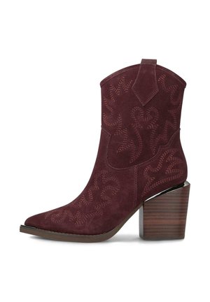 Botas western de ante burdeos con puntera afilada y detallados bordados intrincados. Presentan un tacón grueso con textura de madera.
