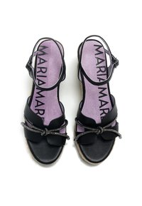 Sandali espadrillas neri con una cintura testurizzata nera, dettaglio nodo decorativo e sottopiede lilla con il nome del marchio "MARIA MARI."
