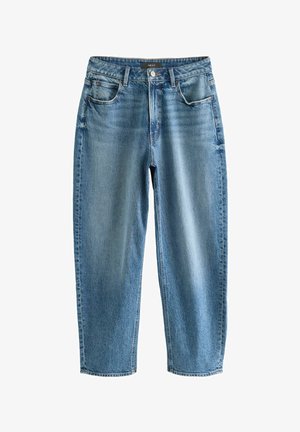 Világoskék denim farmernadrág laza fazonnal, amely öt zsebet, klasszikus gombzárat és enyhe kopást mutat a textúra érdekében.