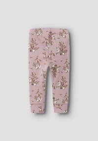 Leggings od mekog pamučnog materijala u svijetlo ružičastoj boji, s cvjetnim uzorkom bijelog i ljubičastog cvijeća te zelenog lišća.