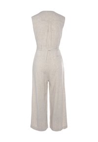 Lichtbeige linnen jumpsuit met een mouwloos ontwerp, brede pijpen, plooi aan de achterkant en een getailleerde tailleband met riem. Heeft twee zijzakken.