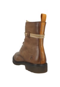 Stivaletto marrone in pelle con una finitura testurizzata, caratterizzato da un colletto imbottito, chiusura con lacci e una linguetta arancione con marchio sul lato.