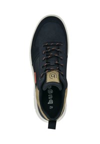 Marineblaue Sneaker mit beigen Akzenten, Textil-Obermaterial, runde Zehenpartie, kontrastierende orangefarbene Schnürsenkel und ein Zugtab am Fersenbereich. Logo auf der Zunge.