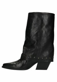 Bottes de cowboy en cuir noir avec un bout pointu, design mi-mollet et accents cloutés le long de la cheville. Le talon épais procure de la stabilité.