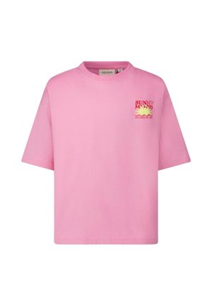 Roze katoenen T-shirt met een losse pasvorm, korte mouwen en een ronde halslijn. Voorzien van een "SUNNY MOOD" afbeelding in rood en geel aan de voorkant.