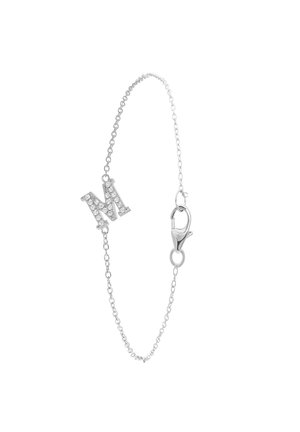 Silbernes Kettenarmband mit Karabinerverschluss, mit einem mit Diamanten besetzten "M"-Anhänger auf weißem Hintergrund.