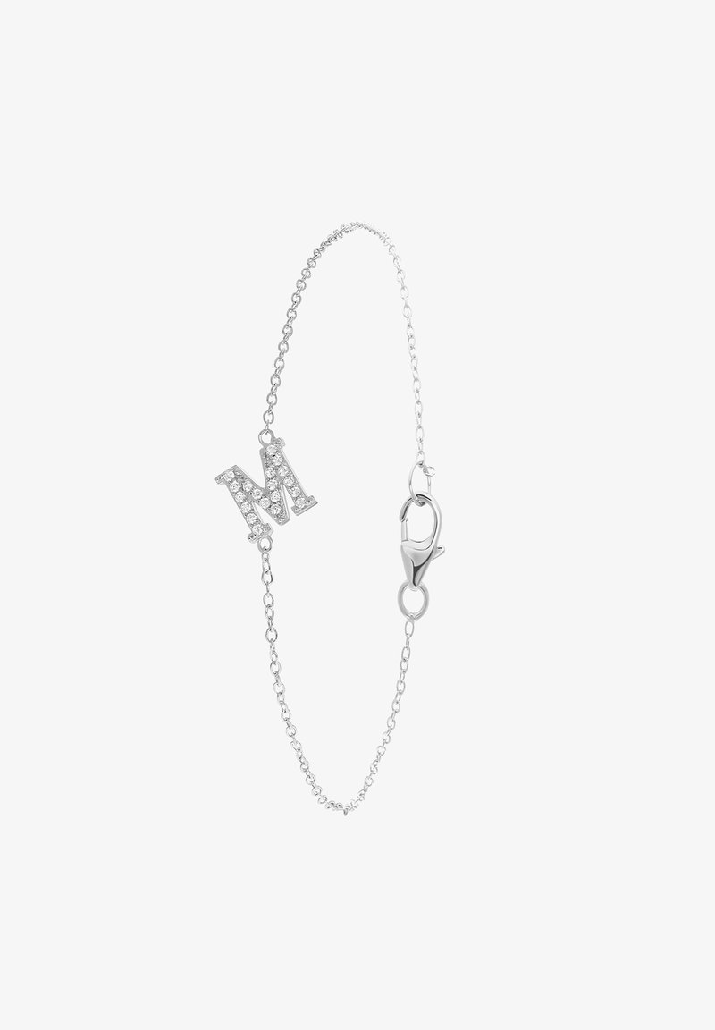 Bracelet chaîne en argent avec fermoir homard, doté d’un pendentif en forme de lettre "M" serti de diamants sur fond blanc.