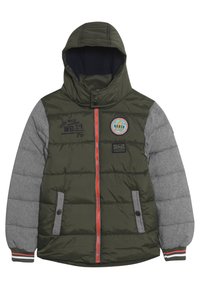 Giacca puffer con cappuccio, corpo verde oliva, maniche grigie, zipper arancione, due tasche frontali e toppe cucite sul petto.