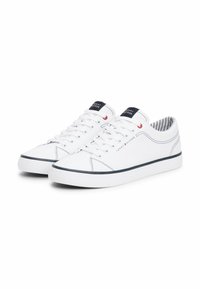 Sneakers bianchi in tela con accenti blu navy, punta tonda, design con lacci e un'etichetta logo sulla linguetta; fodera interna a righe.