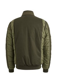 Veste bomber vert olive avec texture matelassée sur les manches, col et poignets côtelés, et tissu du corps lisse. Design minimaliste, vue de dos.