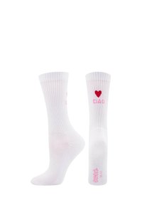 Weiße gerippte Socken mit rotem Herzen über dem pinken "CIAO"-Text an den Knöcheln, von der Seite und von hinten auf einem einfarbigen Hintergrund gezeigt.