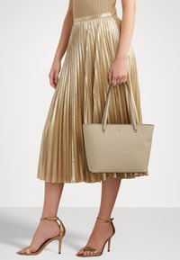 Lauren Ralph Lauren CROSSHATCH LEATHER MEDIUM KARLY TOTE - Torbica - birch tan