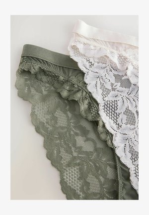 Žalios ir baltos nėriniuotos kelnaitės. Žaliame modelyje yra gėlių nėrinių apdaila; balti kelnaitės turi švelnų nėrinių akcentą juosmens srityje.