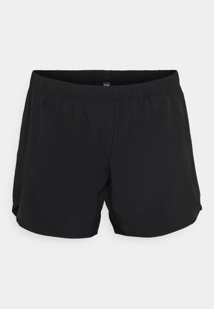 Einfache schwarze Shorts mit elastischem Bund, lockerer Passform und leicht geschwungenem Saum vor hellgrauem Hintergrund.