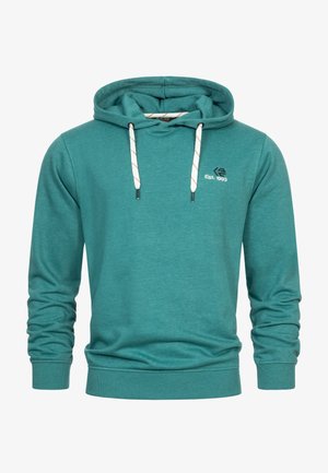 Turkusowa bluza z kapturem wykonana z miękkiego materiału, z czerwonymi i białymi paskami akcentującymi, z ściągaczem w kapturze oraz prążkowanymi mankietami i dolnym brzegiem. Zawiera detal z logo.