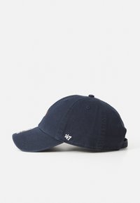 Dunkelblaues Baseballcap aus Baumwolle mit runder Krone, genähten Belüftungsösen und einem Markenlogo auf der Vorder- und Seitenfläche.