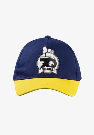 Cappello della marina con una visiera gialla che presenta un logo circolare bianco e nero con la scritta "70 ANNI", accentuato da un personaggio dei cartoni animati sopra.