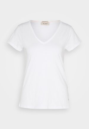 Weißes, kurzärmliges V-Ausschnitt-T-Shirt aus leichtem Stoff, mit subtiler Textur und einem kleinen Logodetail am Saum.