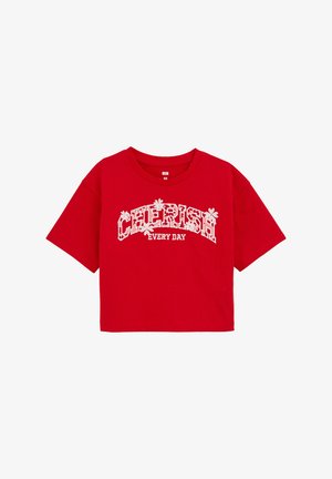 Top din bumbac roșu, cu guler rotund și mâneci scurte, având text grafic alb "ÎNDRĂGSTE FIECARE ZI" și accente de frunze.