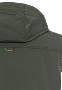 Grüne wasserdichte Jacke mit Kapuze, einfachem Design, horizontaler Naht auf dem Rücken und dekorativen orangen Stickdetails.