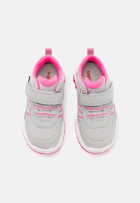 Graue Sportschuhe mit pinken Akzenten, Obermaterial aus Mesh und Klettverschluss. Verfügt über einen gepolsterten Schaft und eine strukturierten Gummisohle für optimalen Grip.