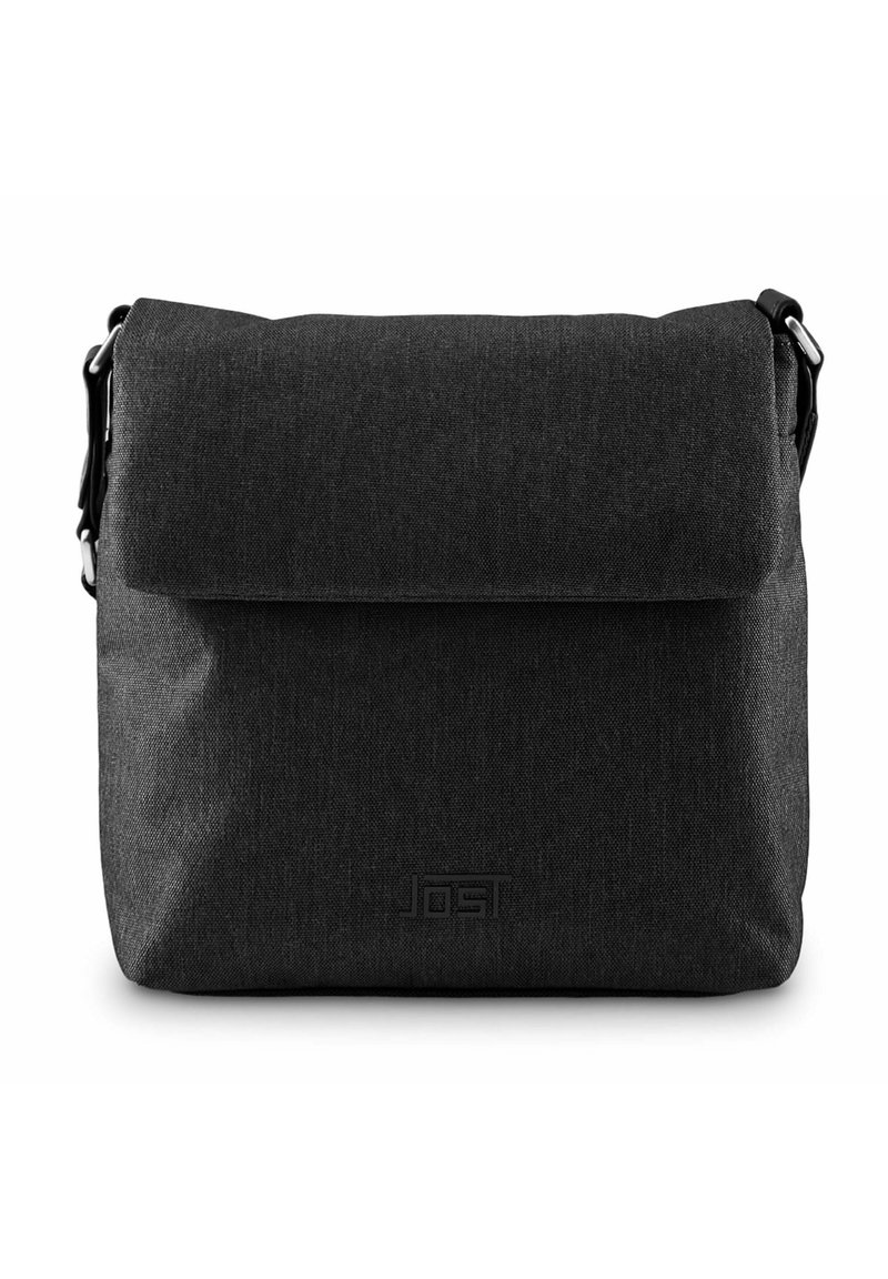 Borsa messenger in tessuto nero con pattina ripiegabile, tracolla regolabile e logo discreto in basso. Texture liscia, design minimalista.