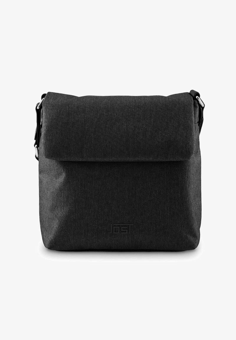 Borsa messenger in tessuto nero con pattina ripiegabile, tracolla regolabile e logo discreto in basso. Texture liscia, design minimalista.