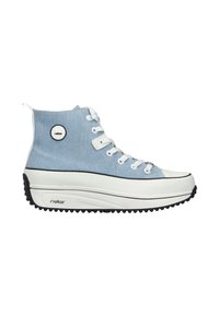 Baskets montantes en denim bleu clair avec semelle en caoutchouc blanc et semelle extérieure noire. Présentent des lacets blancs et un accent logo rond sur le côté.