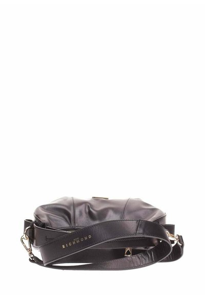 Borsa a tracolla nera in pelle con forma curva, texture liscia e dettaglio del logo dorato. Presenta una tracolla regolabile e chiusura con zip.