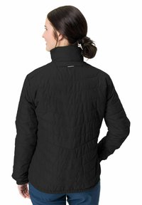 Schwarze Steppjacke mit hohem Kragen, ausgestattet mit gestepptem Design, elastischen Bündchen und einem Saum. Der Stoff wirkt glatt und leicht.