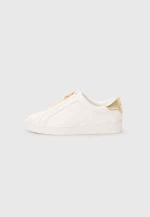 Sneaker bianco a basso profilo con un dettaglio in oro sul tallone e zip dorata, con il marchio Michael Kors sulla suola e sul tallone.