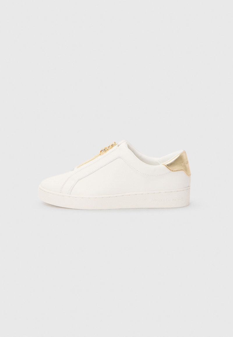 Sneaker alb cu glezna joasă, cu tab cu toc aurie și detalii cu fermoar aurie, cu marcaj Michael Kors pe talpă și pe toc.