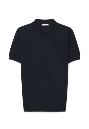 Schwarzes Poloshirt mit Kurzarm, zwei Knöpfen und klassischem Kragen, flach auf weißem Hintergrund liegend.